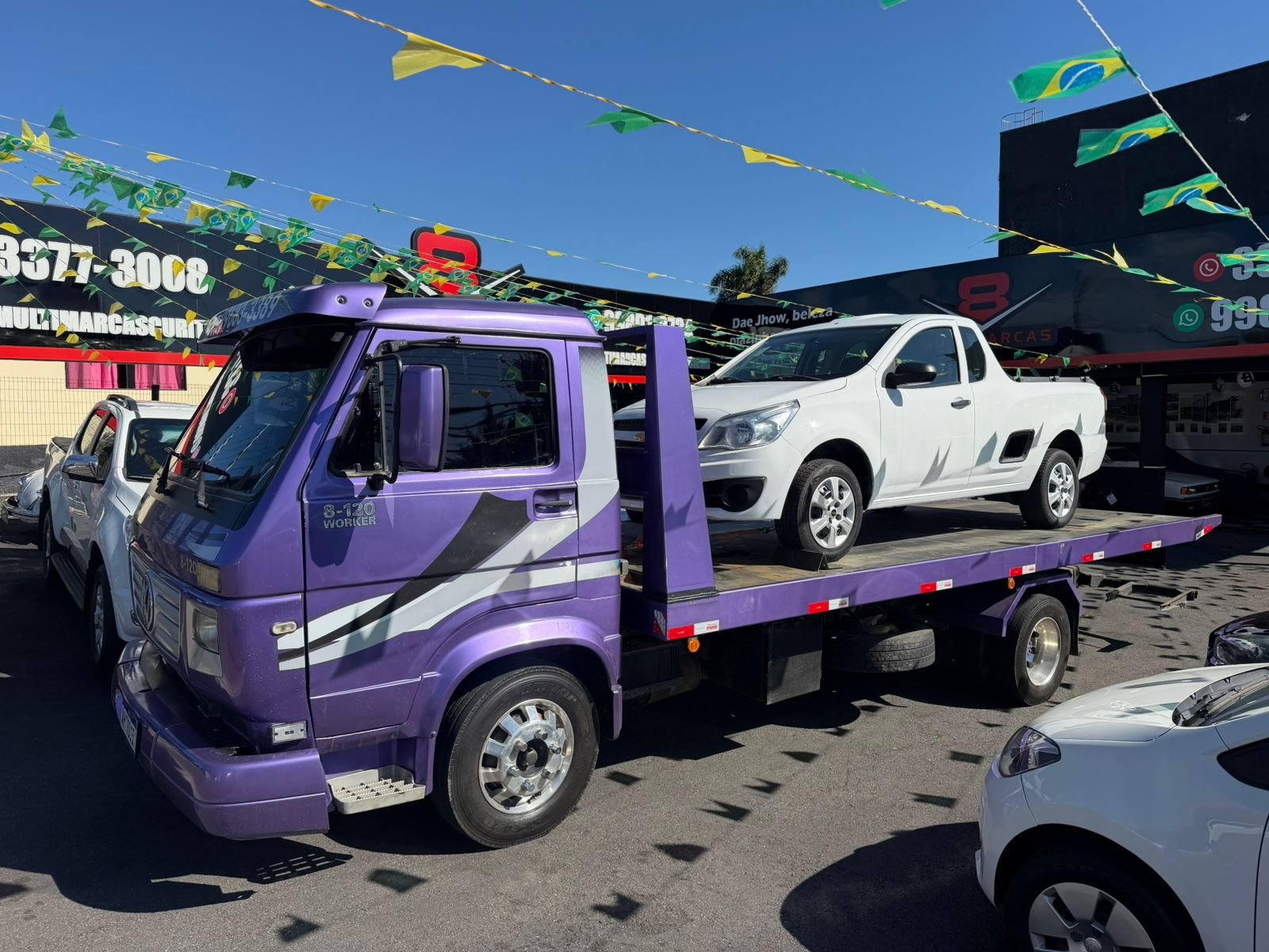 Guincho V8 com caminhonete branca